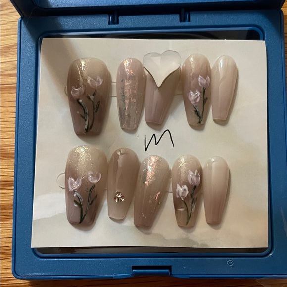 Press on nails - Picture 1 of 1